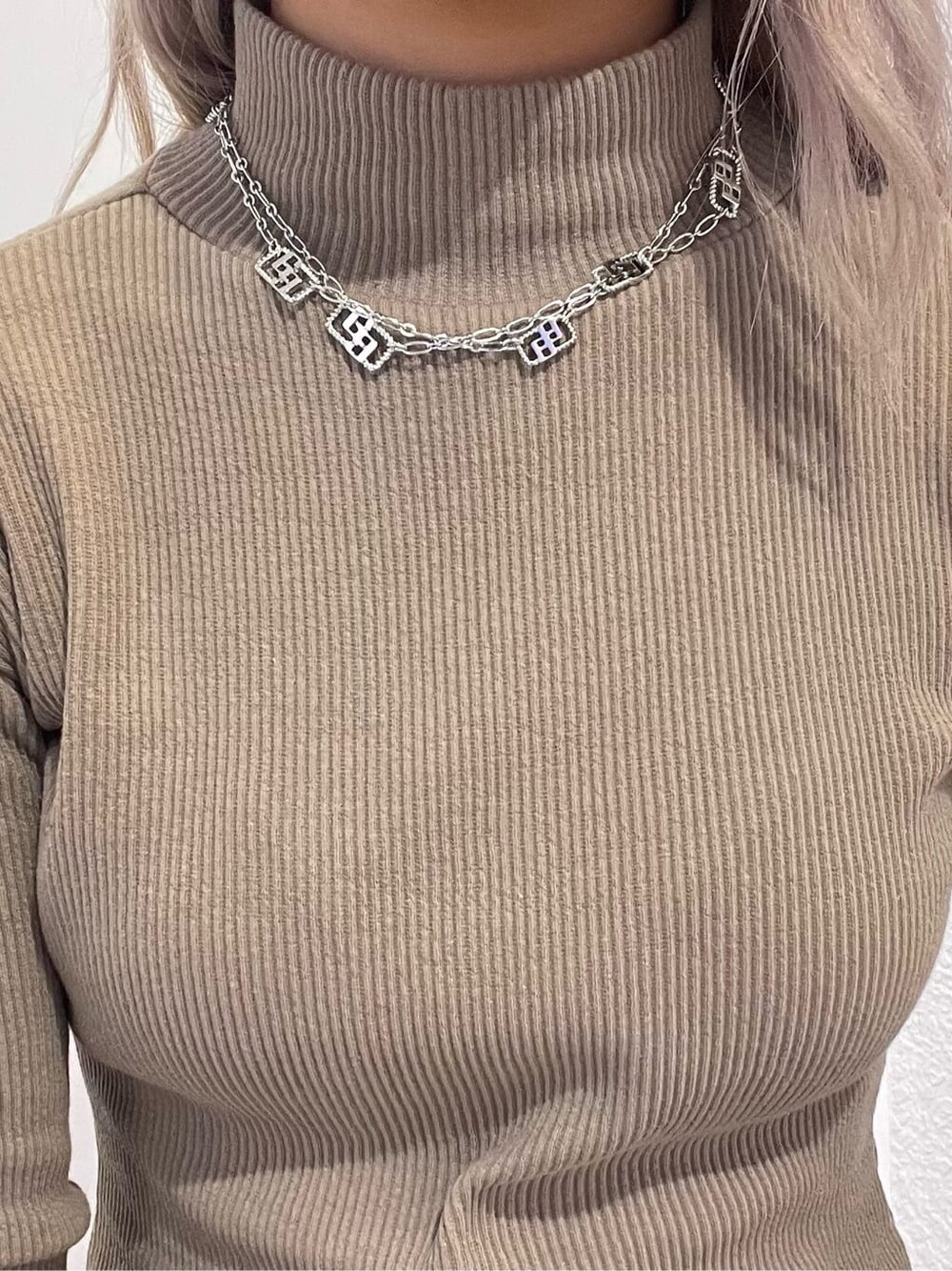 ベージュ系のワンピース、その他のベスト、ブラック系のブーツを着用したレディースの秋コーディネートの9枚目の写真