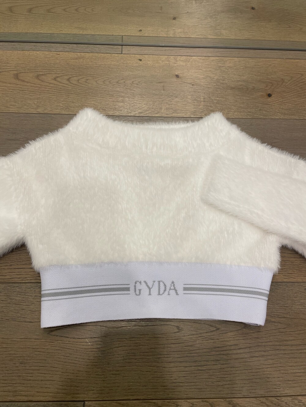 ブルー系のパンツ、ホワイト系のニット/セーター、ブラック系のブーツを着用したレディースの秋コーディネートの4枚目の写真