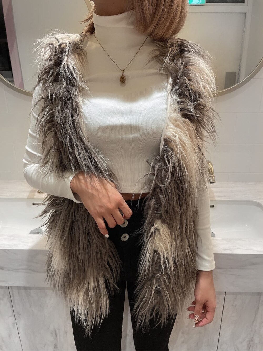 その他のベスト、ブラック系のその他パンツ、ブラック系のスニーカーを着用したレディースの秋コーディネートの4枚目の写真