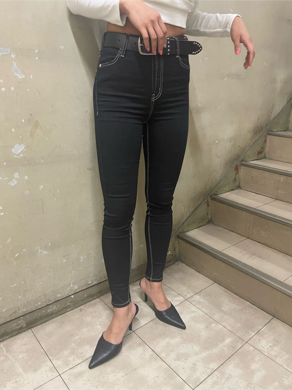 ブラック系のパンプス、ブラック系のデニムパンツ、ホワイト系のTシャツ/カットソーを着用したレディースの春コーディネートの7枚目の写真