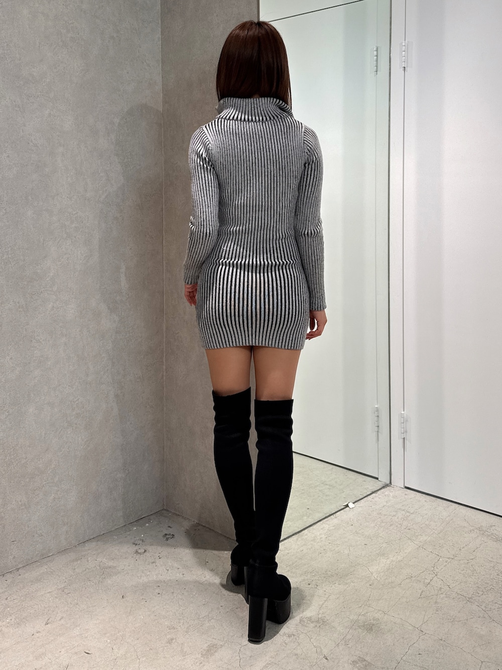 その他のワンピース、ブラック系のブーツを着用したレディースの冬コーディネートの3枚目の写真