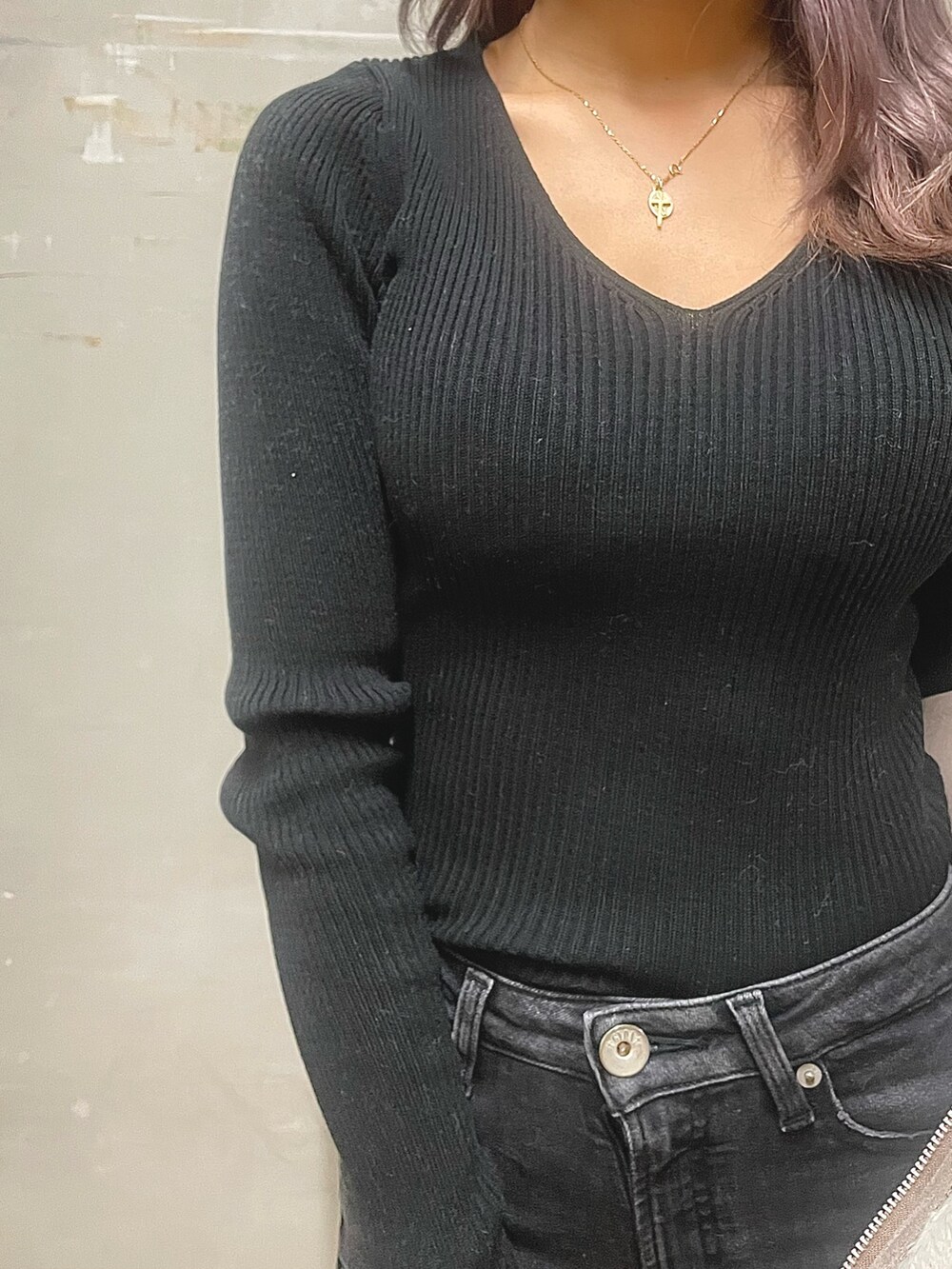 ブラック系のデニムパンツ、ブラック系のブーツ、ブラック系のニット/セーターを着用したレディースの秋コーディネートの7枚目の写真