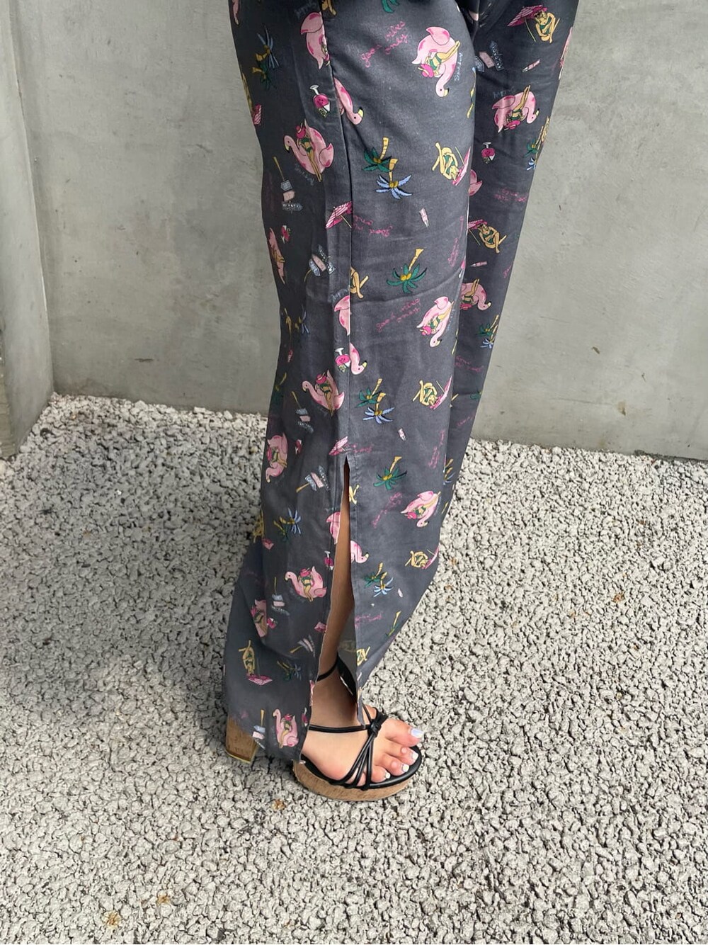 グレー系のシャツ/ブラウス、グレー系のその他パンツ、ブラック系のサンダルを着用したレディースの夏コーディネートの8枚目の写真