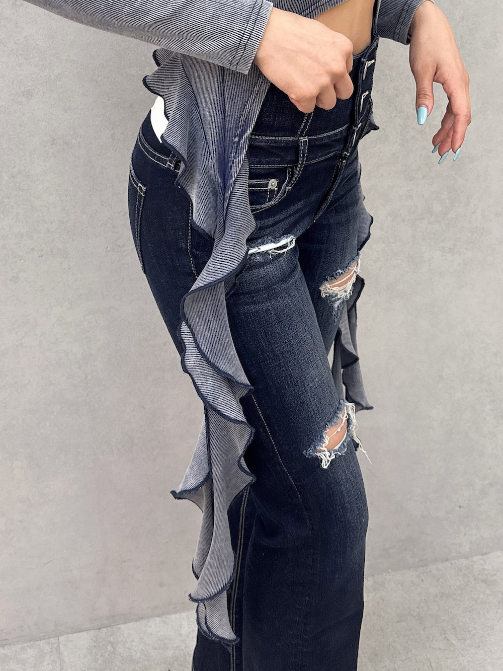 ブルー系のTシャツ/カットソー、ブルー系のデニムパンツ、ホワイト系のサンダルを着用したレディースの春コーディネートの6枚目の写真