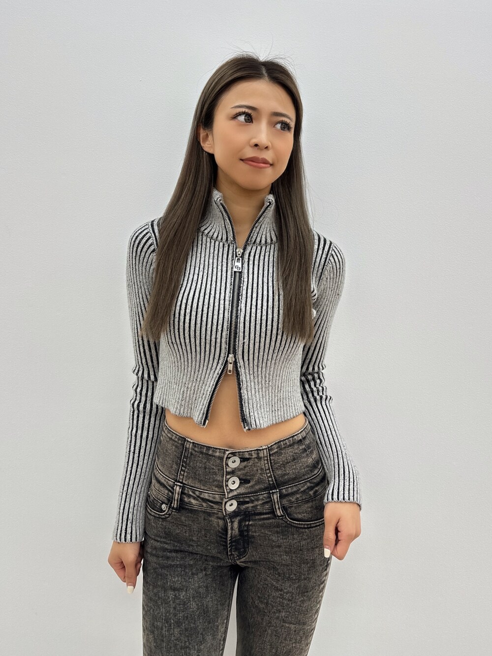 その他のニット/セーター、ブラック系のデニムパンツ、ブラック系のパンプスを着用したレディースの秋コーディネートの4枚目の写真