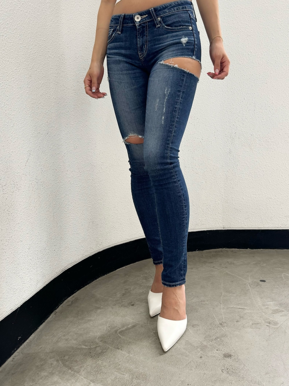 その他のチューブトップ、ブルー系のデニムパンツ、ホワイト系のパンプスを着用したレディースの春コーディネートの7枚目の写真