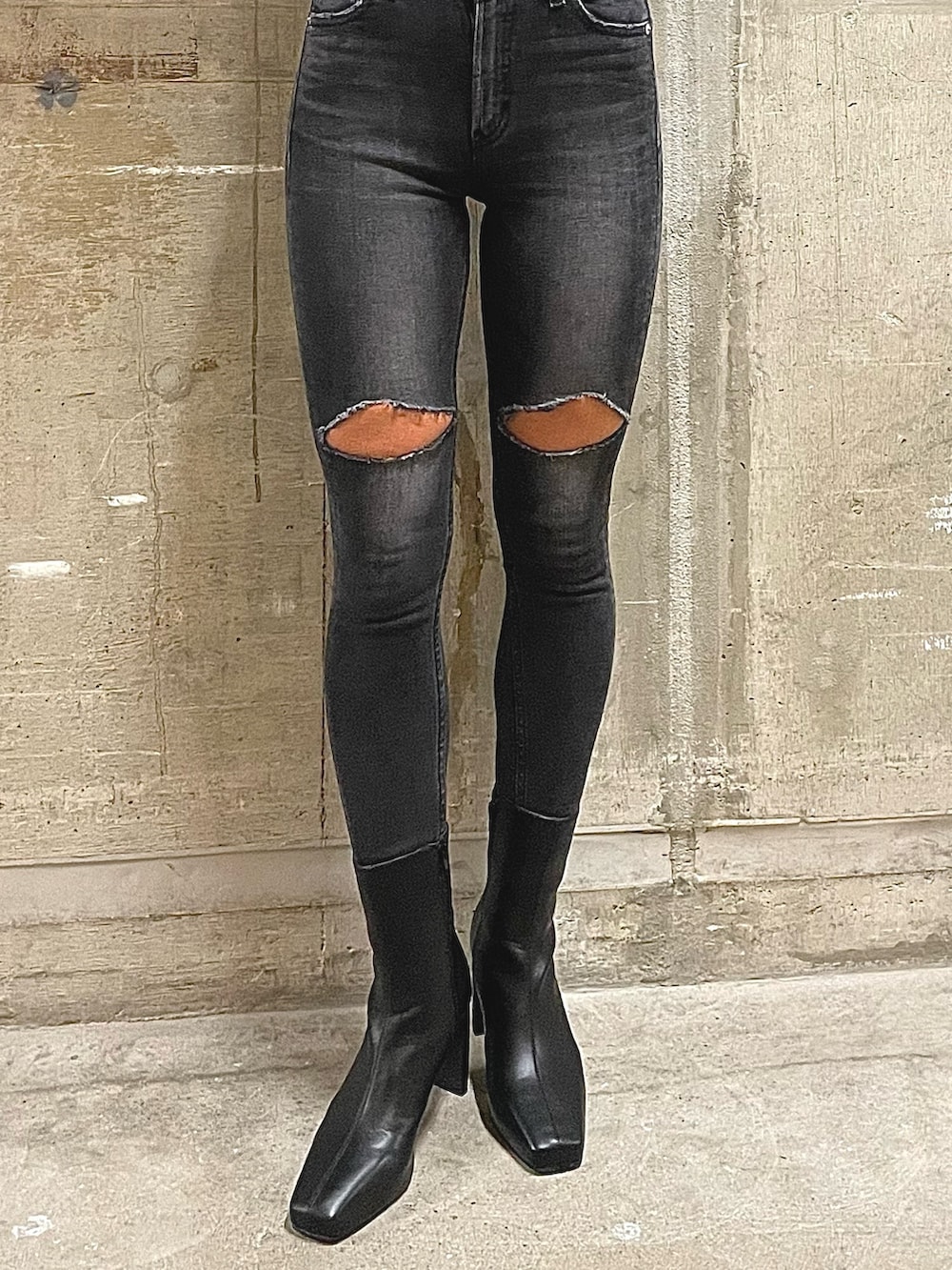 ブラック系のデニムパンツ、ブラック系のブーツ、ブラック系のニット/セーターを着用したレディースの秋コーディネートの8枚目の写真