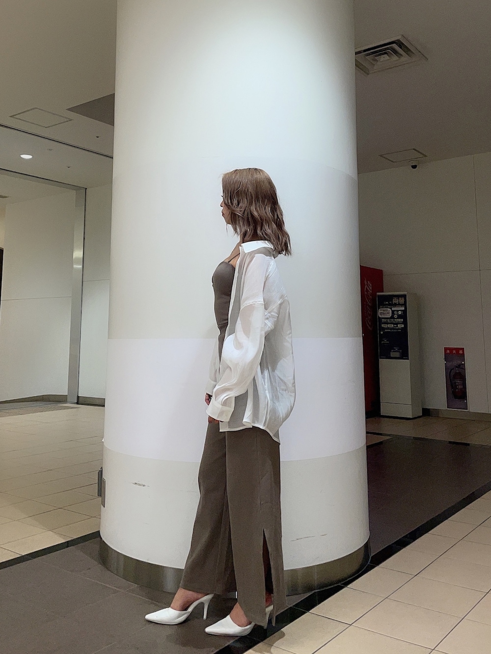 ホワイト系のシャツ/ブラウス、ベージュ系のつなぎ/オールインワン、ホワイト系のパンプスを着用したレディースの春コーディネートの4枚目の写真