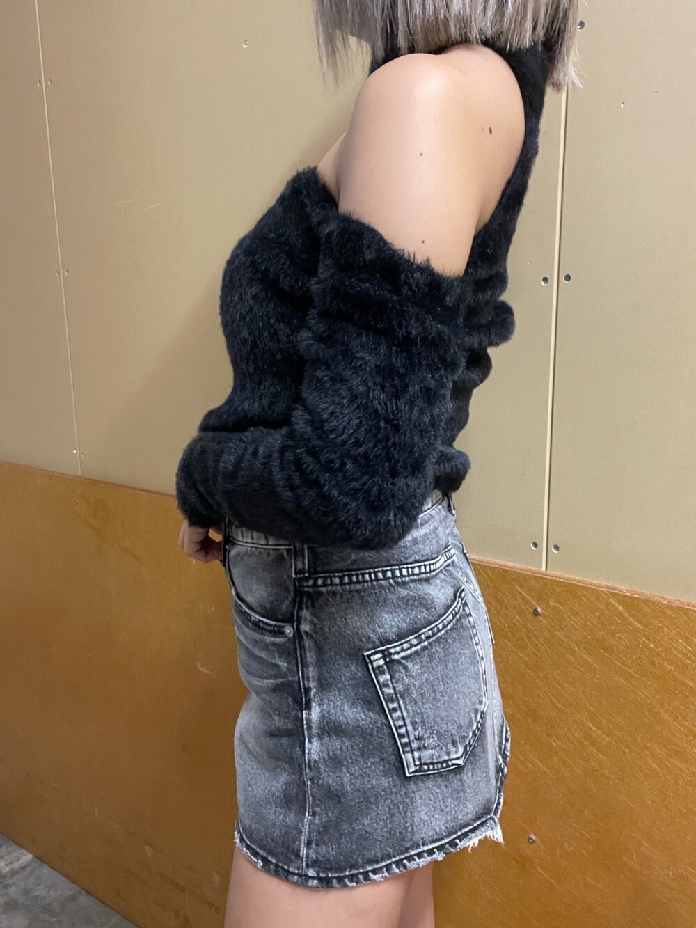 ブラック系のダウンジャケット/コート、ブラック系のニット/セーター、ブラック系のデニムパンツを着用したレディースの秋コーディネートの7枚目の写真