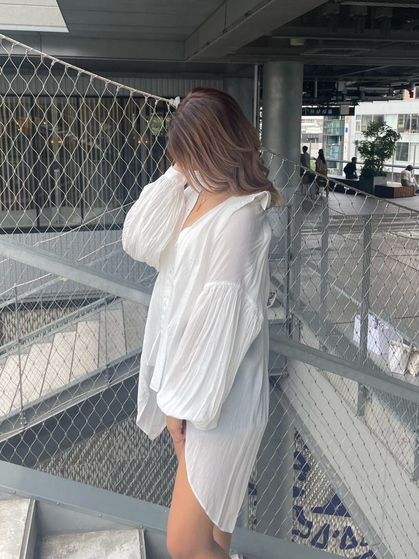 ホワイト系のサンダル、ホワイト系のチューブトップ、ホワイト系のシャツ/ブラウスを着用したレディースの夏コーディネートの4枚目の写真