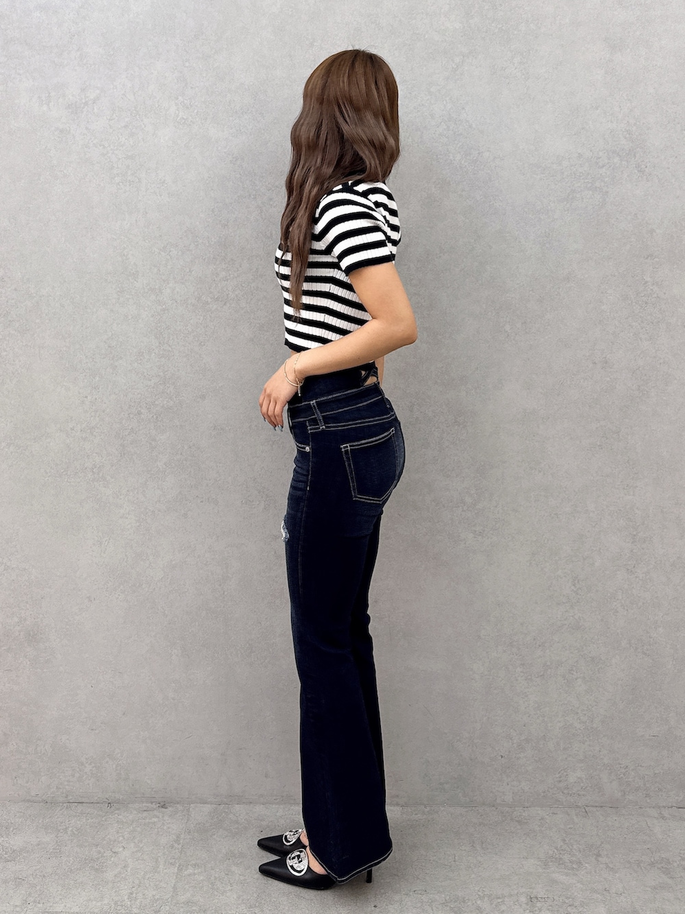 その他のニット/セーター、ブルー系のデニムパンツ、ブラック系のパンプスを着用したレディースの春コーディネートの3枚目の写真