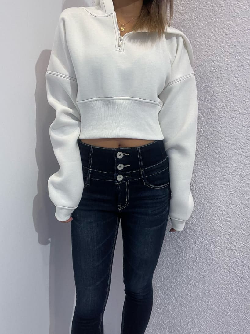 ブルー系のデニムパンツ、ホワイト系のパーカー、ブラック系のパンプスを着用したレディースの秋コーディネートの4枚目の写真