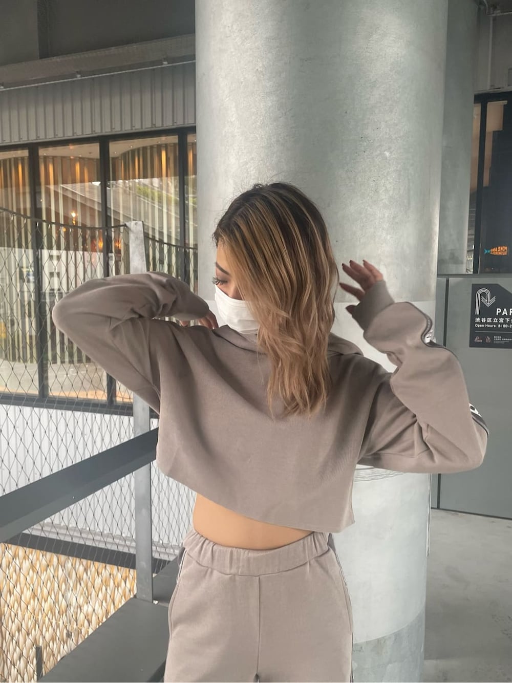 ブラック系のパンプス、ベージュ系のその他パンツ、ベージュ系のパーカーを着用したレディースの夏コーディネートの6枚目の写真