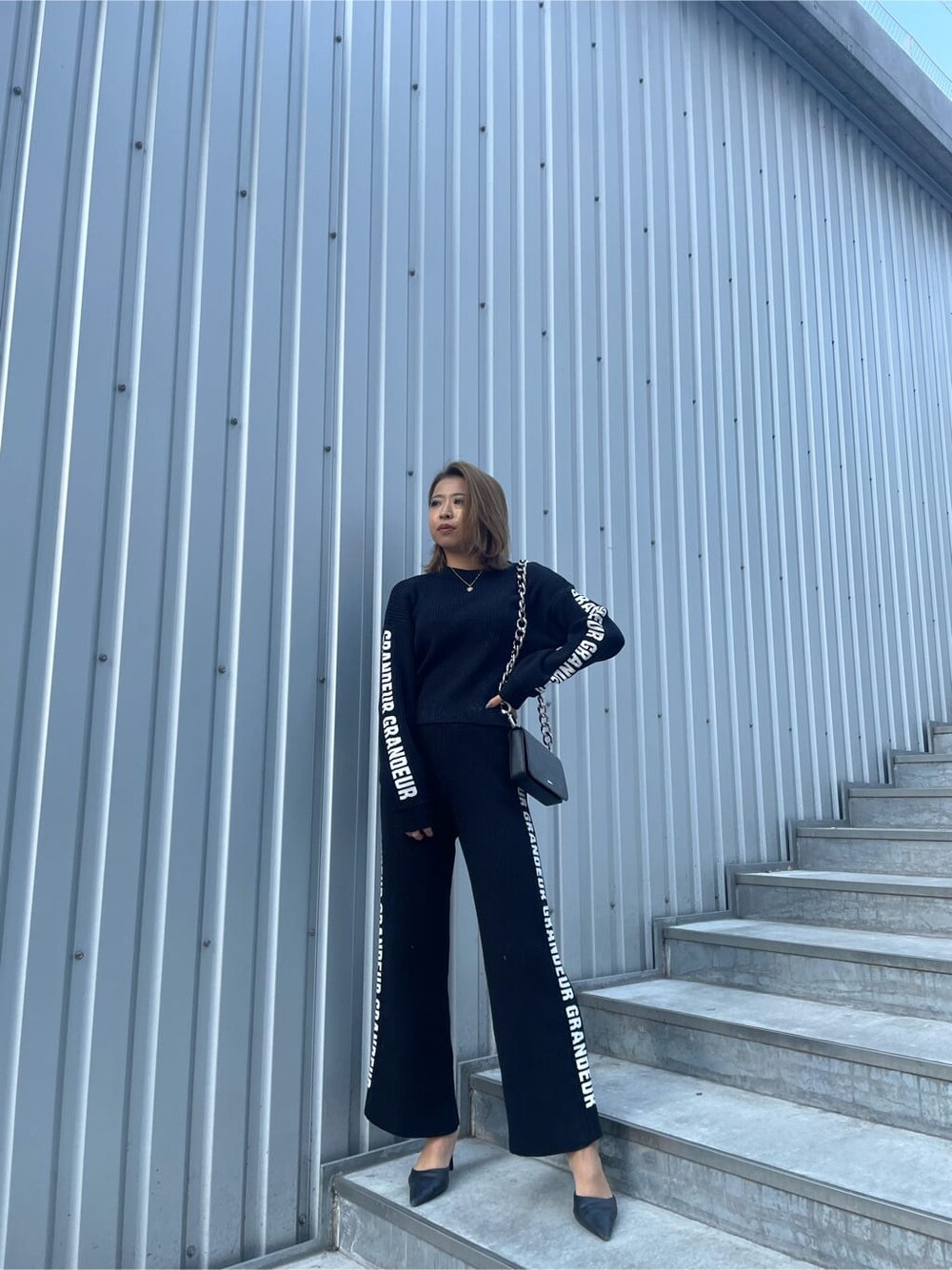 ブラック系のその他パンツ、ブラック系のパンプス、ブラック系のニット/セーターを着用したレディースの冬コーディネートの3枚目の写真