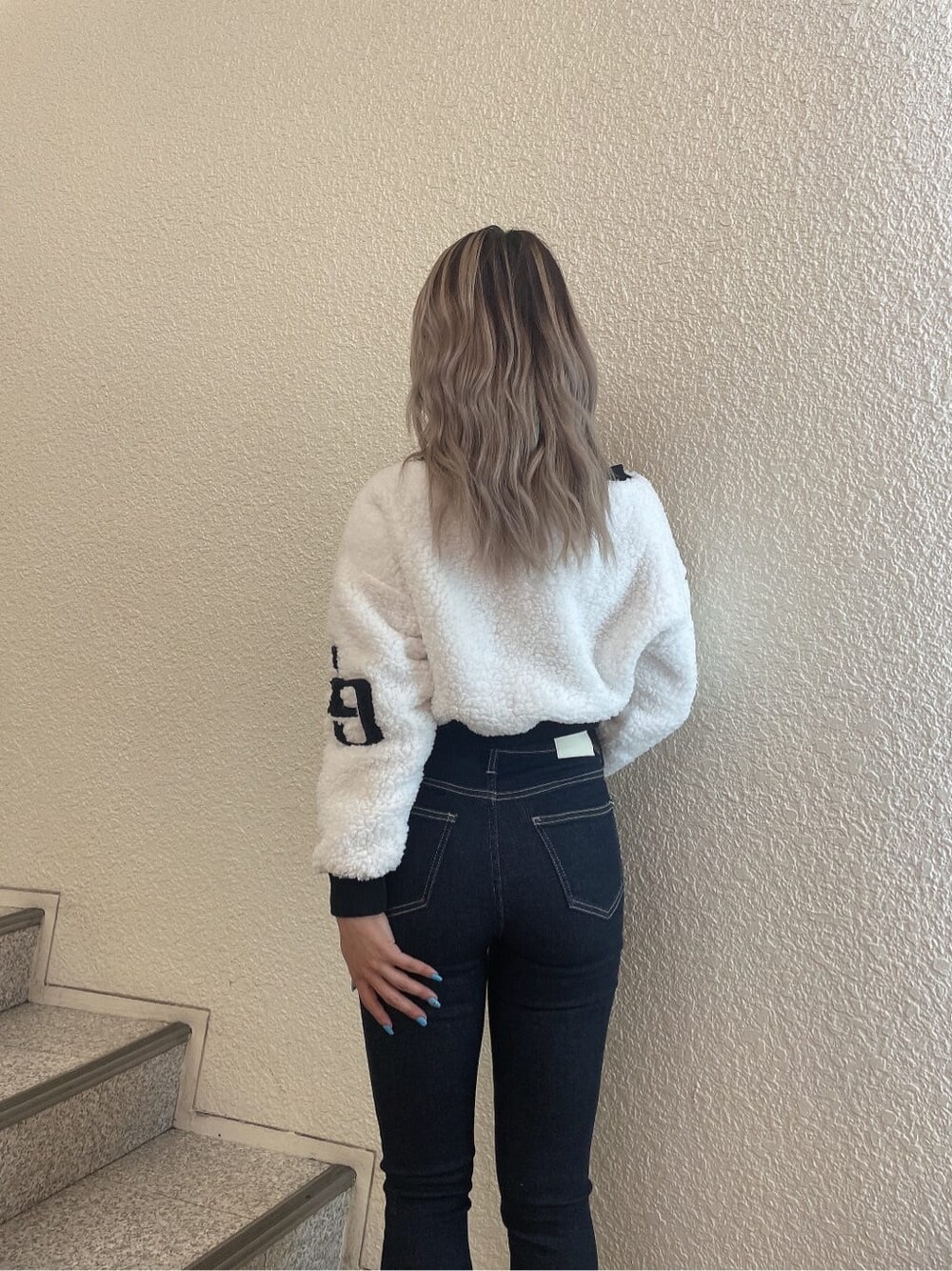 ブラウン系のブーツ、ブルー系のデニムパンツ、ブルー系のデニムパンツを着用したレディースの秋コーディネートの5枚目の写真