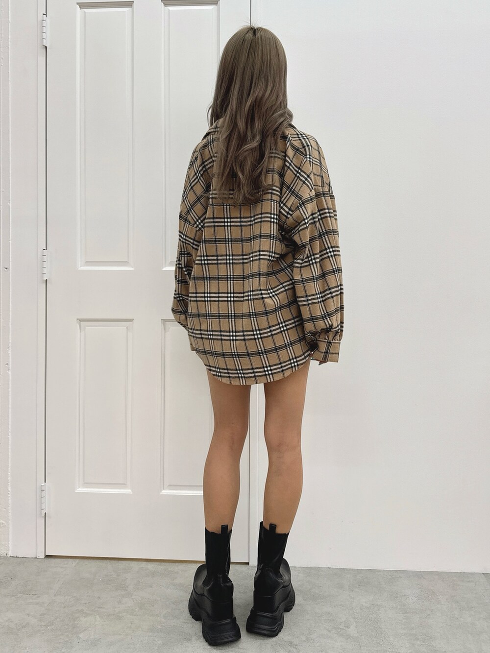 ベージュ系のその他パンツ、ベージュ系のシャツ/ブラウス、ブラック系のキャミソールを着用したレディースの夏コーディネートの3枚目の写真