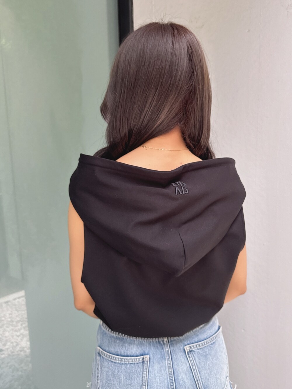 ブラック系のTシャツ/カットソー、ブルー系のデニムパンツ、ブラック系のサンダルを着用したレディースの夏コーディネートの5枚目の写真