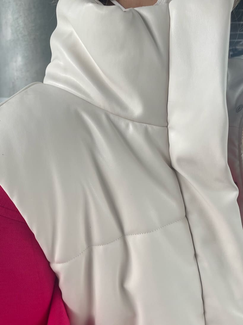 ブルー系のデニムパンツ、ピンク系のスウェット、ブラック系のブーツを着用したレディースの夏コーディネートの8枚目の写真