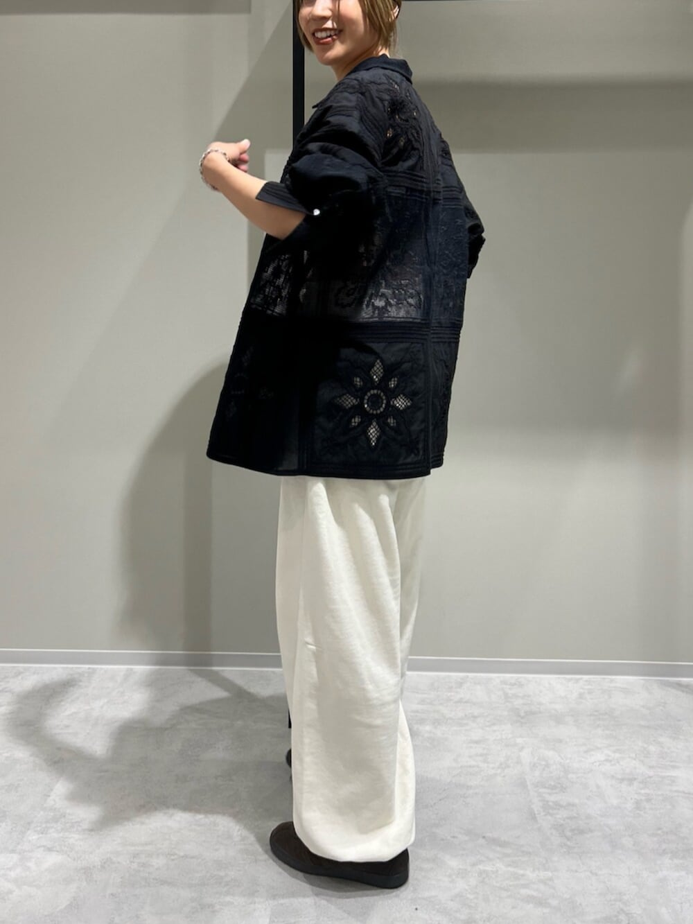 ホワイト系のスウェットパンツ、ブラック系のシャツ/ブラウス、ブラック系のキャミソールを着用したレディースの春コーディネートの3枚目の写真