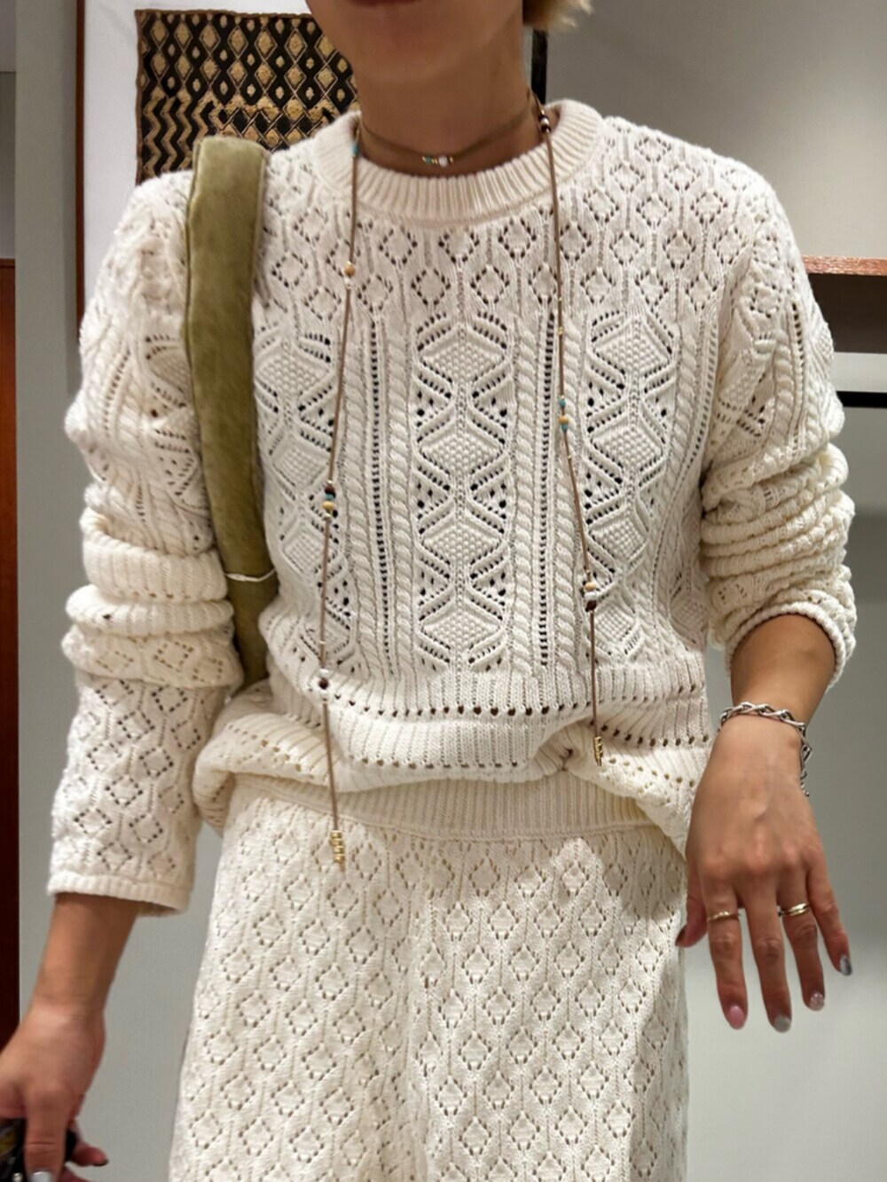 ブラウン系のブルゾン、ホワイト系のニット/セーター、グレー系のその他パンツを着用したレディースの秋コーディネートの5枚目の写真