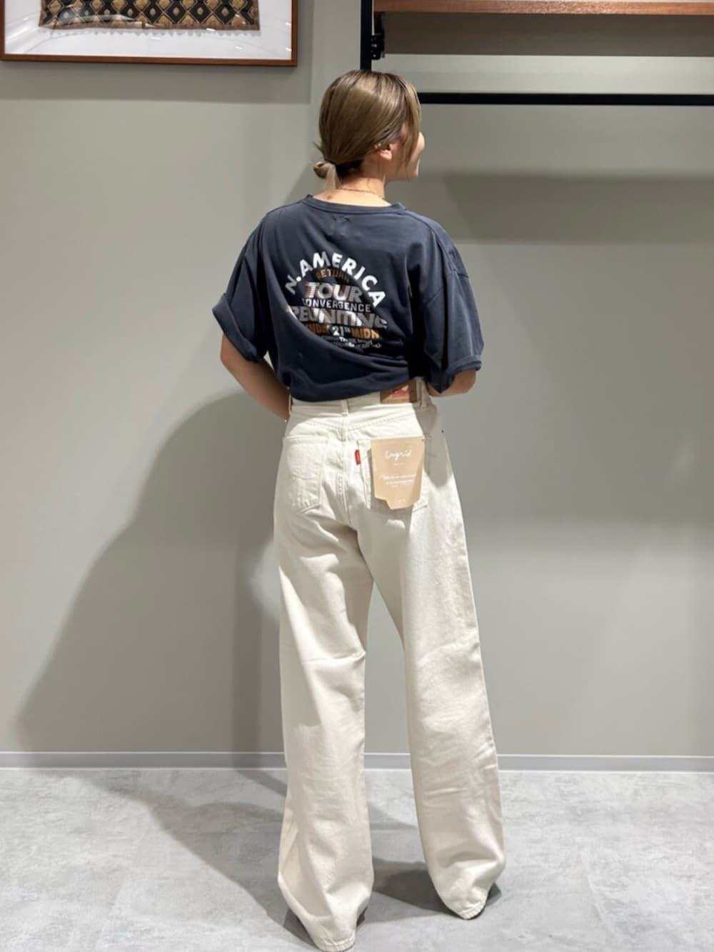 ホワイト系のデニムパンツ、グレー系のTシャツ/カットソー、シルバー系のネックレスを着用したレディースの春コーディネートの4枚目の写真
