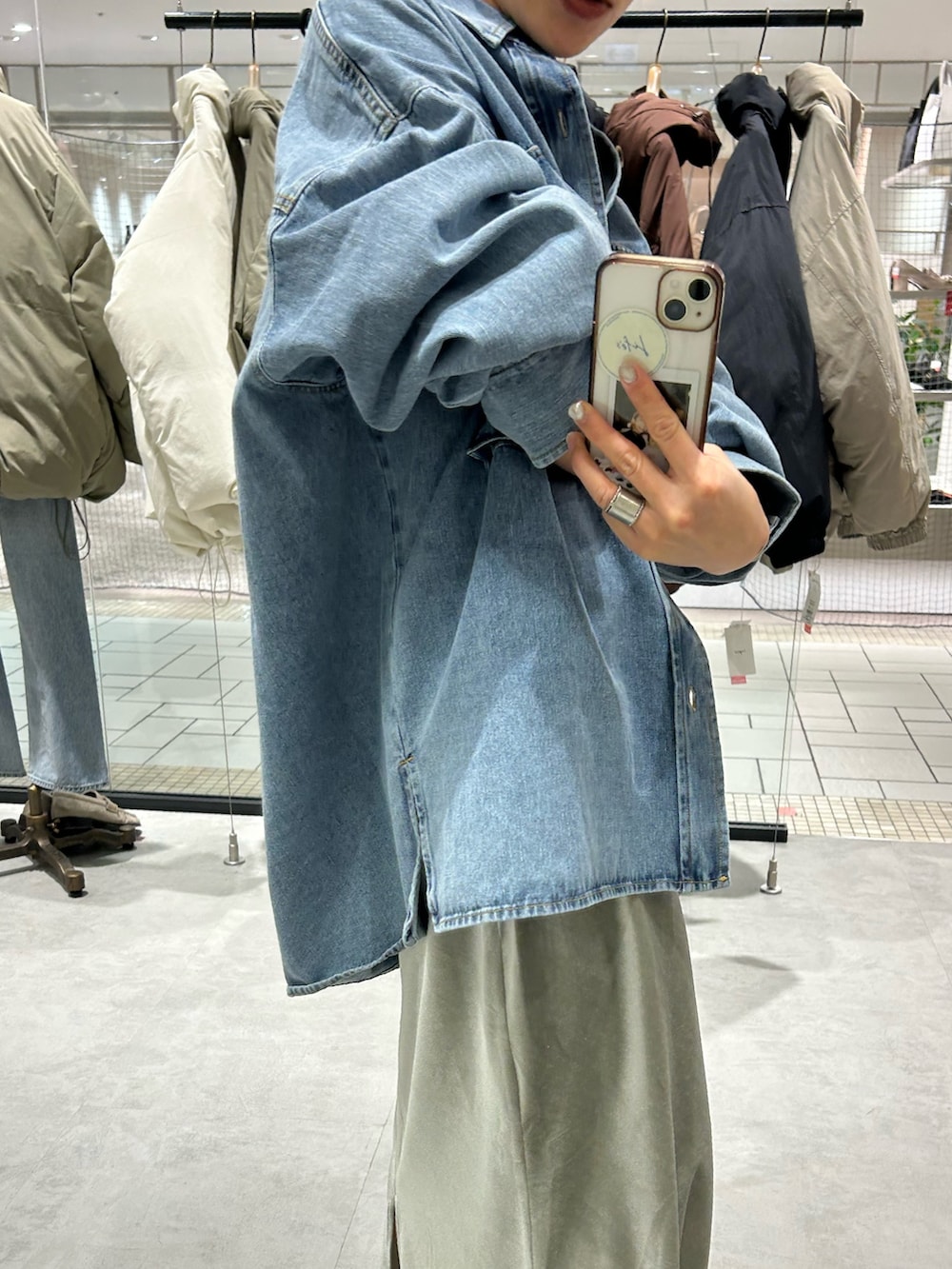 ブルー系のシャツ/ブラウス、グレー系のスカート、ベージュ系のローファーを着用したレディースの冬コーディネートの5枚目の写真