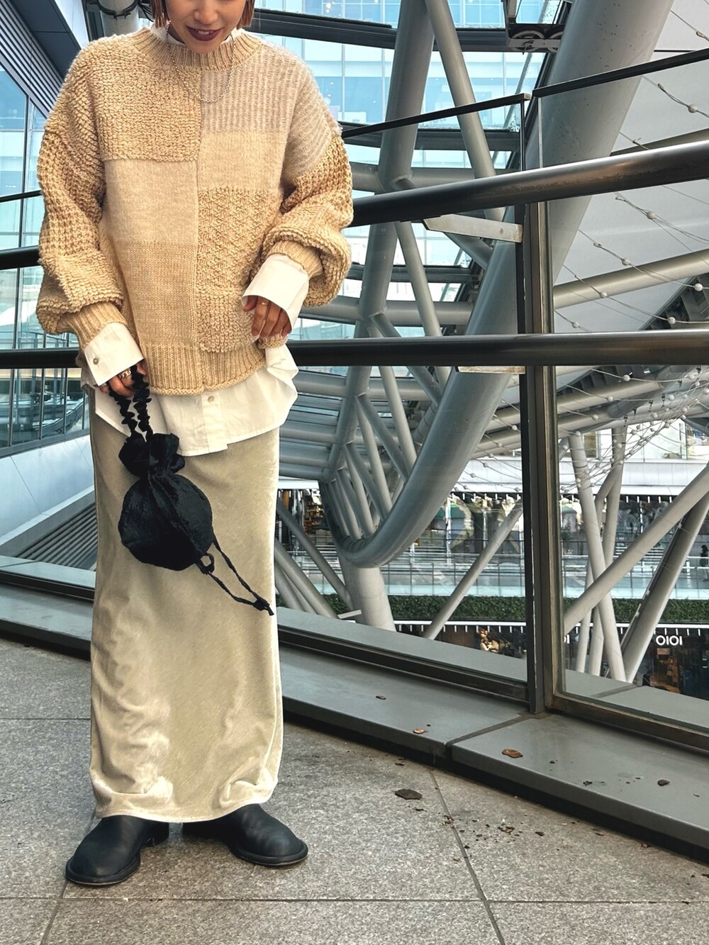 ホワイト系のニット/セーター、ホワイト系のニット/セーター、グレー系のスカートを着用したレディースの秋コーディネートの2枚目の写真