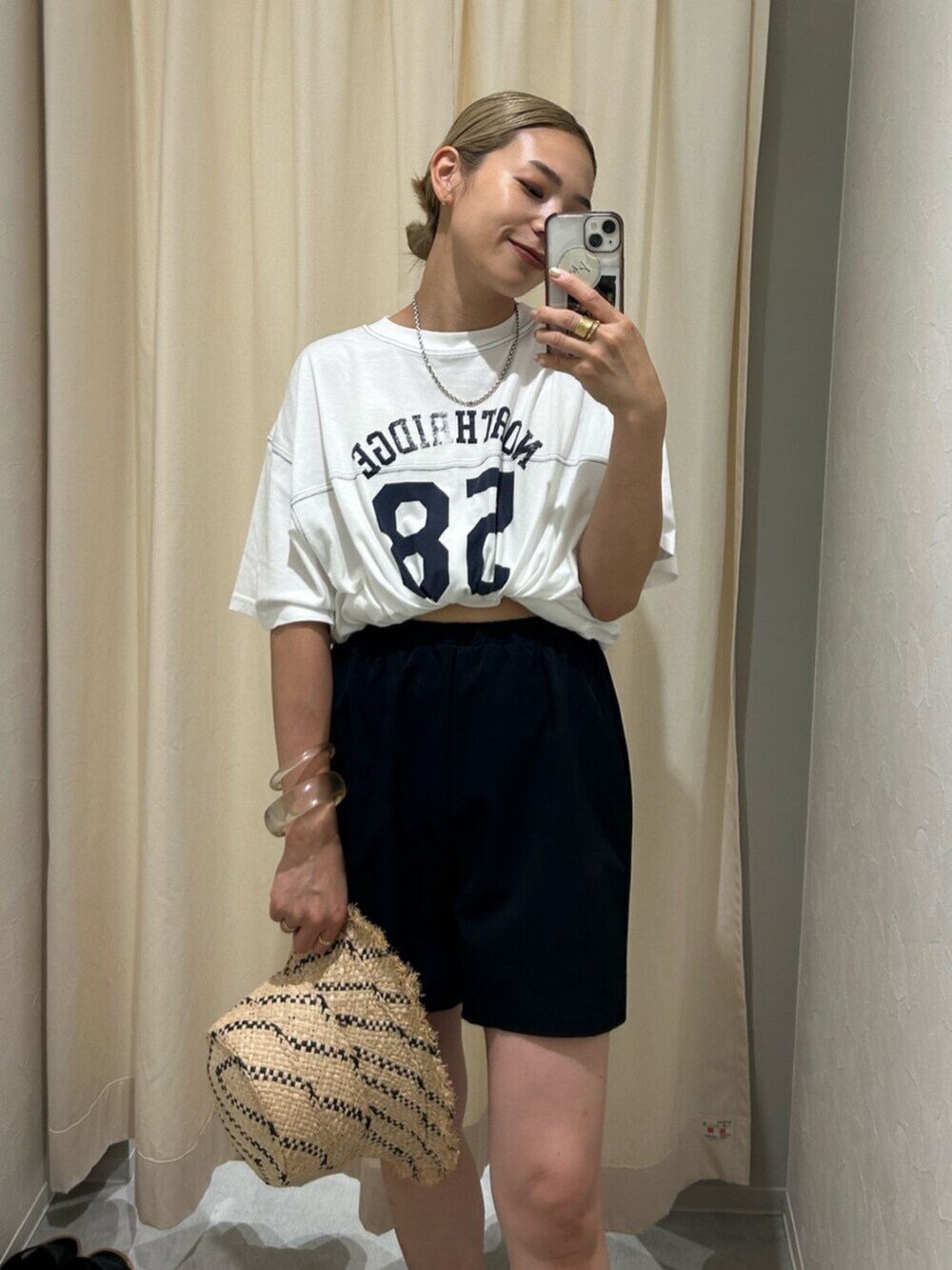 ホワイト系のTシャツ/カットソー、その他のハット、ブラック系の水着を着用したレディースの夏コーディネートの4枚目の写真