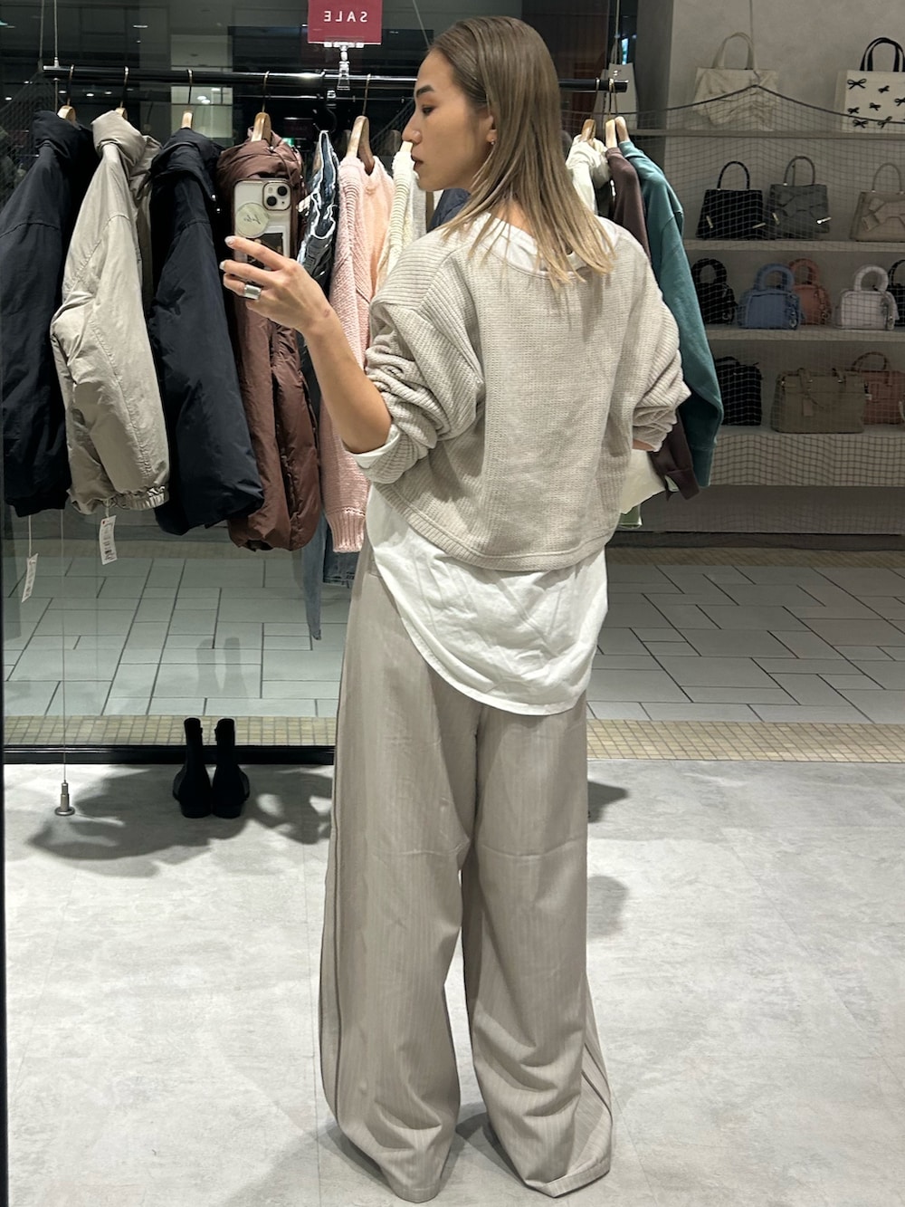 ベージュ系のその他パンツ、ホワイト系のTシャツ/カットソー、ホワイト系のTシャツ/カットソーを着用したレディースの冬コーディネートの3枚目の写真