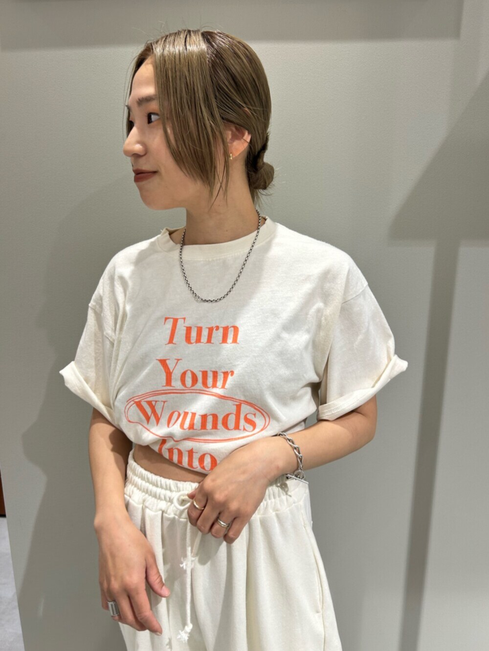 ホワイト系のスウェットパンツ、ホワイト系のシャツ/ブラウス、ホワイト系のTシャツ/カットソーを着用したレディースの春コーディネートの6枚目の写真