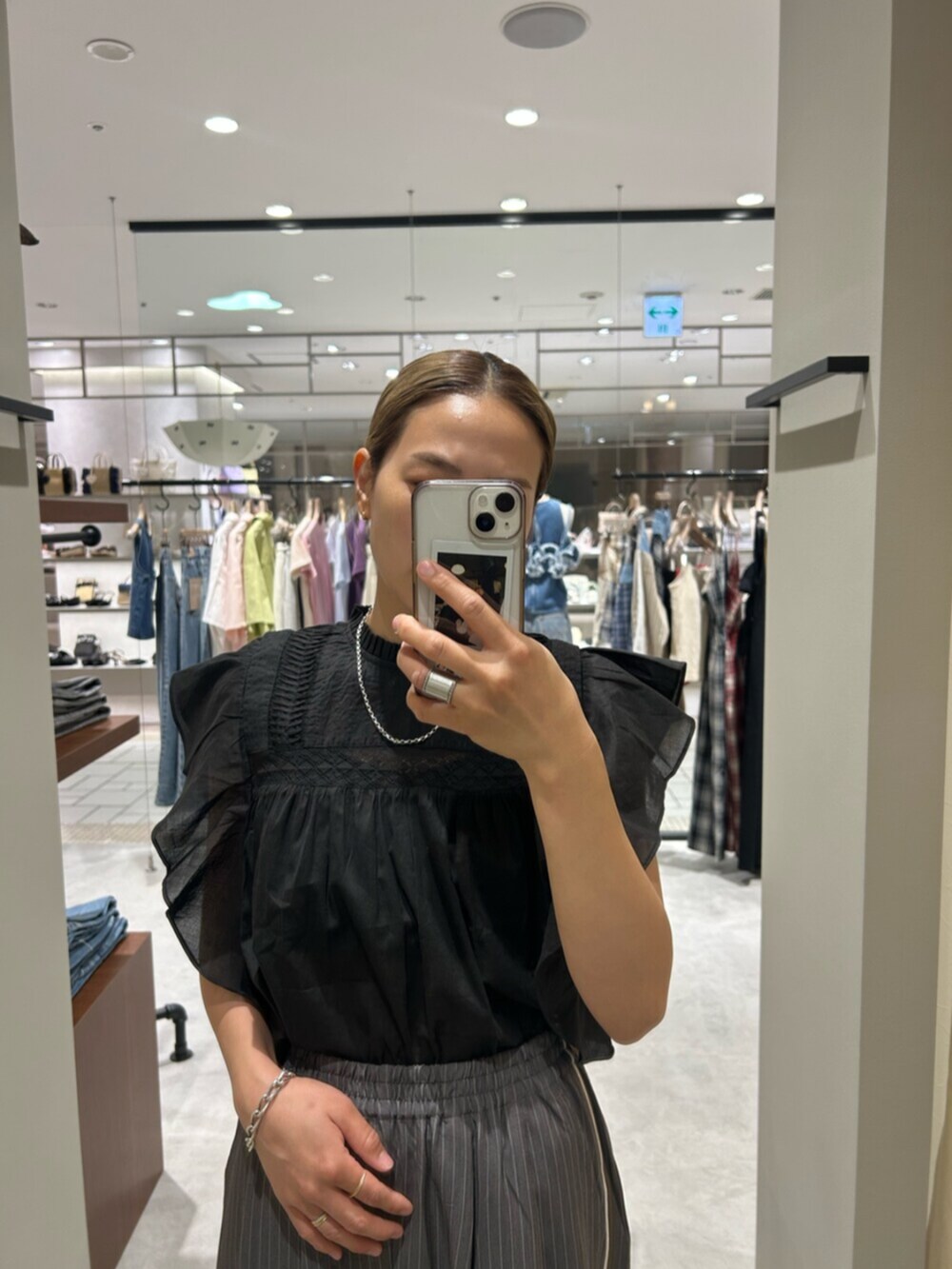 グレー系のその他パンツ、ブラック系のシャツ/ブラウスを着用したレディースの春コーディネートの4枚目の写真