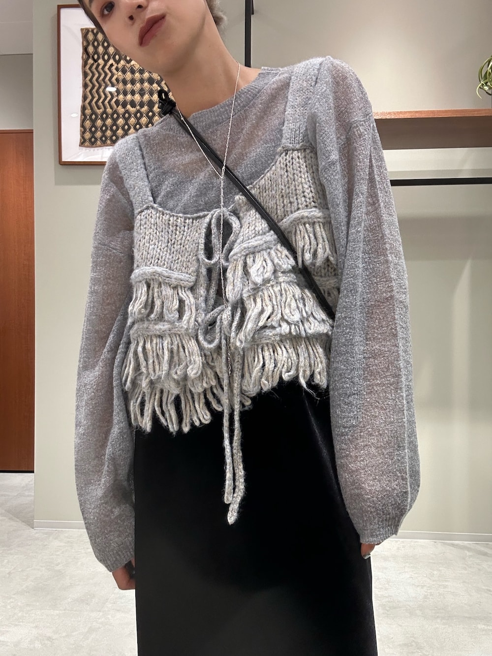 ブラック系のスカート、グレー系のニット/セーター、ブルー系のニット/セーターを着用したレディースの秋コーディネートの5枚目の写真