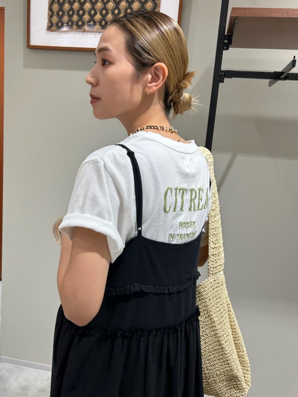 ブルー系のデニムパンツ、ブラック系のワンピース、ホワイト系のTシャツ/カットソーを着用したレディースの夏コーディネートの6枚目の写真
