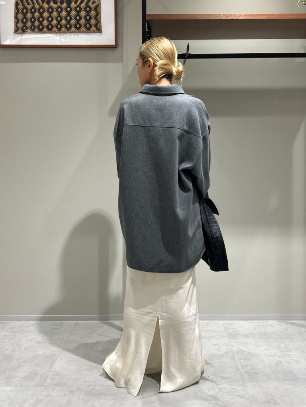 ブラック系のブルゾン、ホワイト系のスリッポン、グレー系のシャツ/ブラウスを着用したレディースの秋コーディネートの3枚目の写真