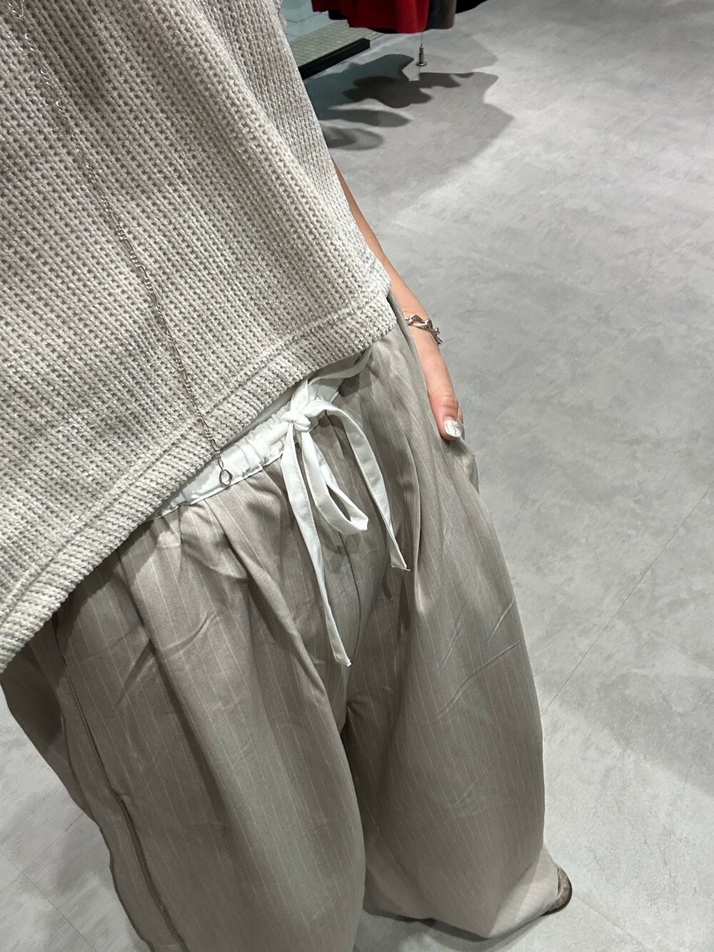 ベージュ系のその他パンツ、ホワイト系のTシャツ/カットソー、ホワイト系のTシャツ/カットソーを着用したレディースの冬コーディネートの4枚目の写真