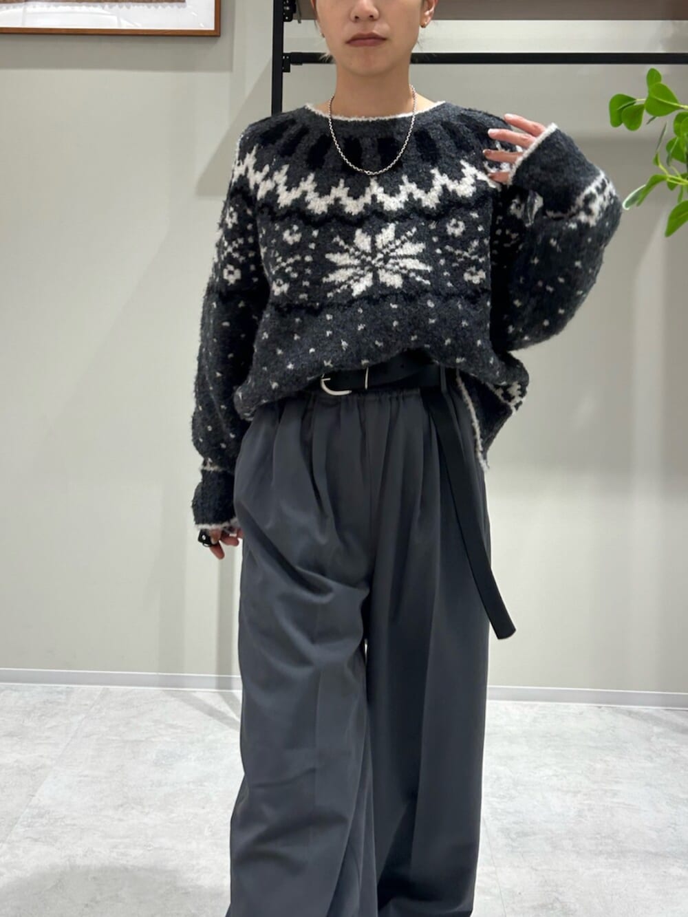 ベージュ系のローファー、グレー系のその他パンツ、ブラック系のニット/セーターを着用したレディースの冬コーディネートの4枚目の写真