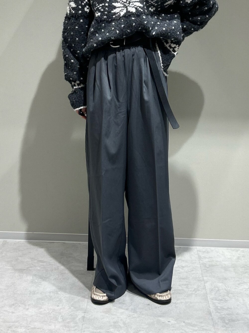 ベージュ系のローファー、グレー系のその他パンツ、ブラック系のニット/セーターを着用したレディースの冬コーディネートの6枚目の写真