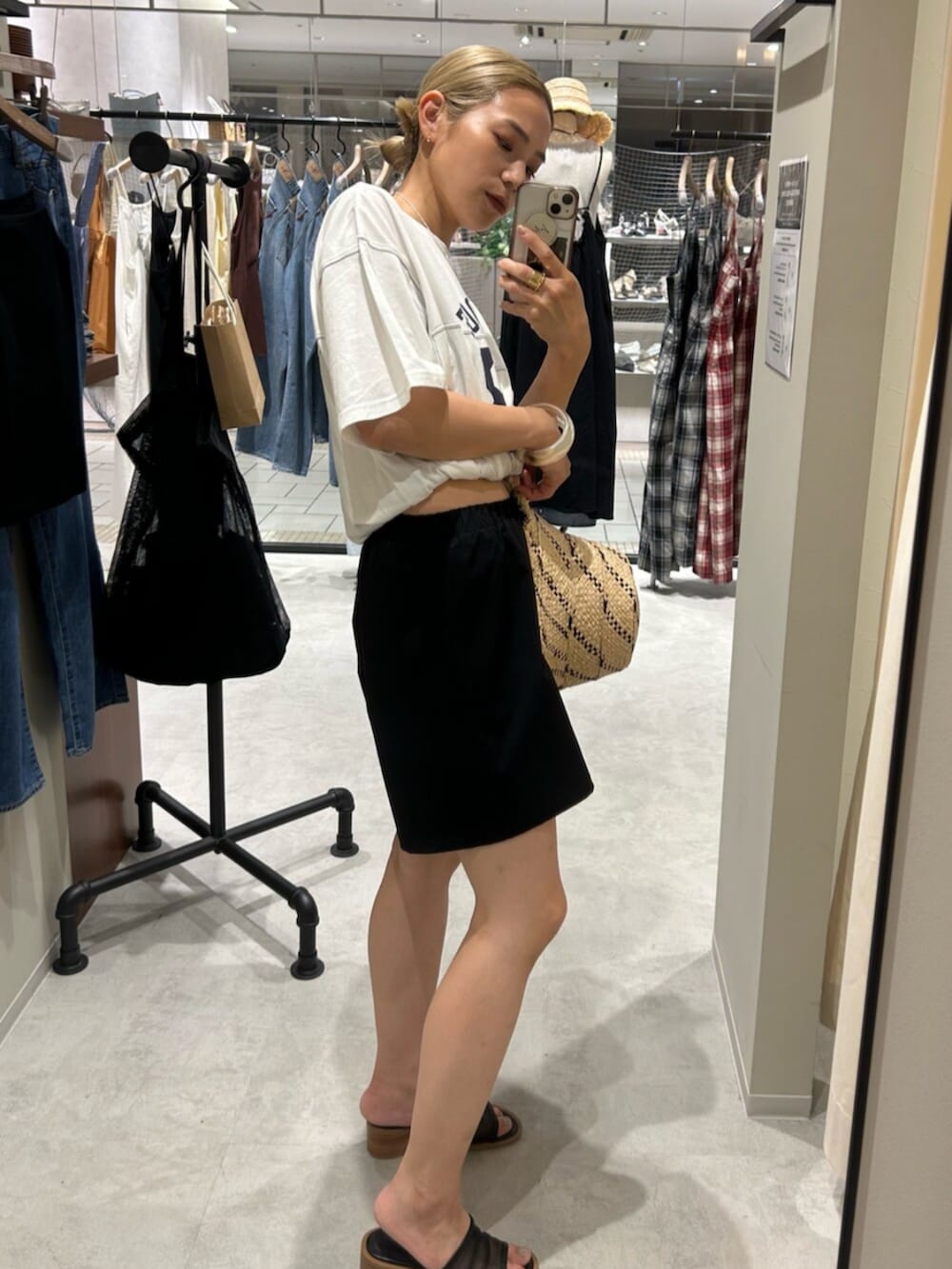 ホワイト系のTシャツ/カットソー、その他のハット、ブラック系の水着を着用したレディースの夏コーディネートの2枚目の写真