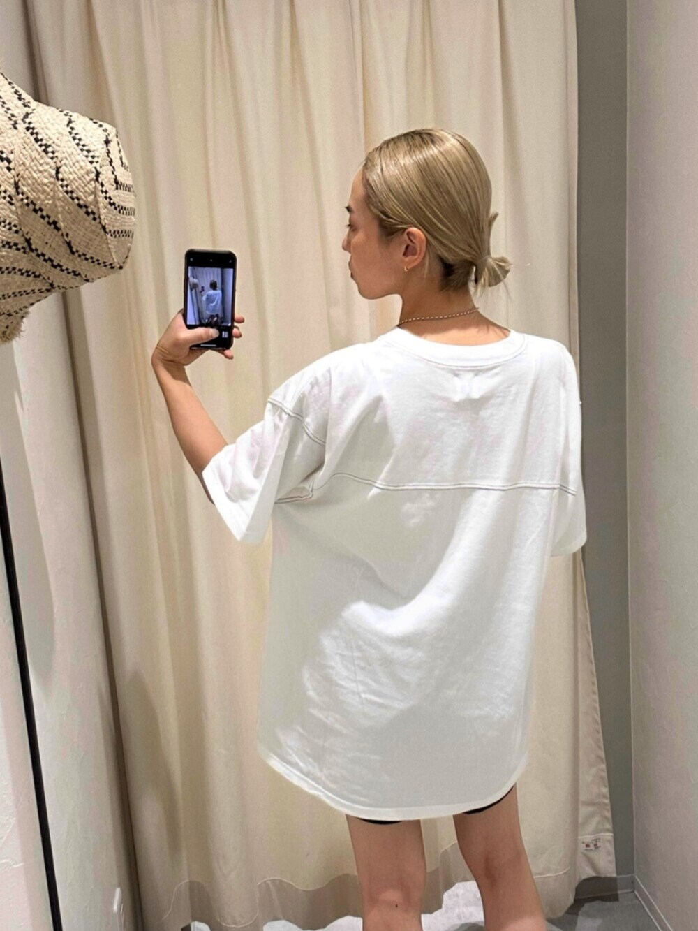 ホワイト系のTシャツ/カットソー、その他のハット、ブラック系の水着を着用したレディースの夏コーディネートの8枚目の写真