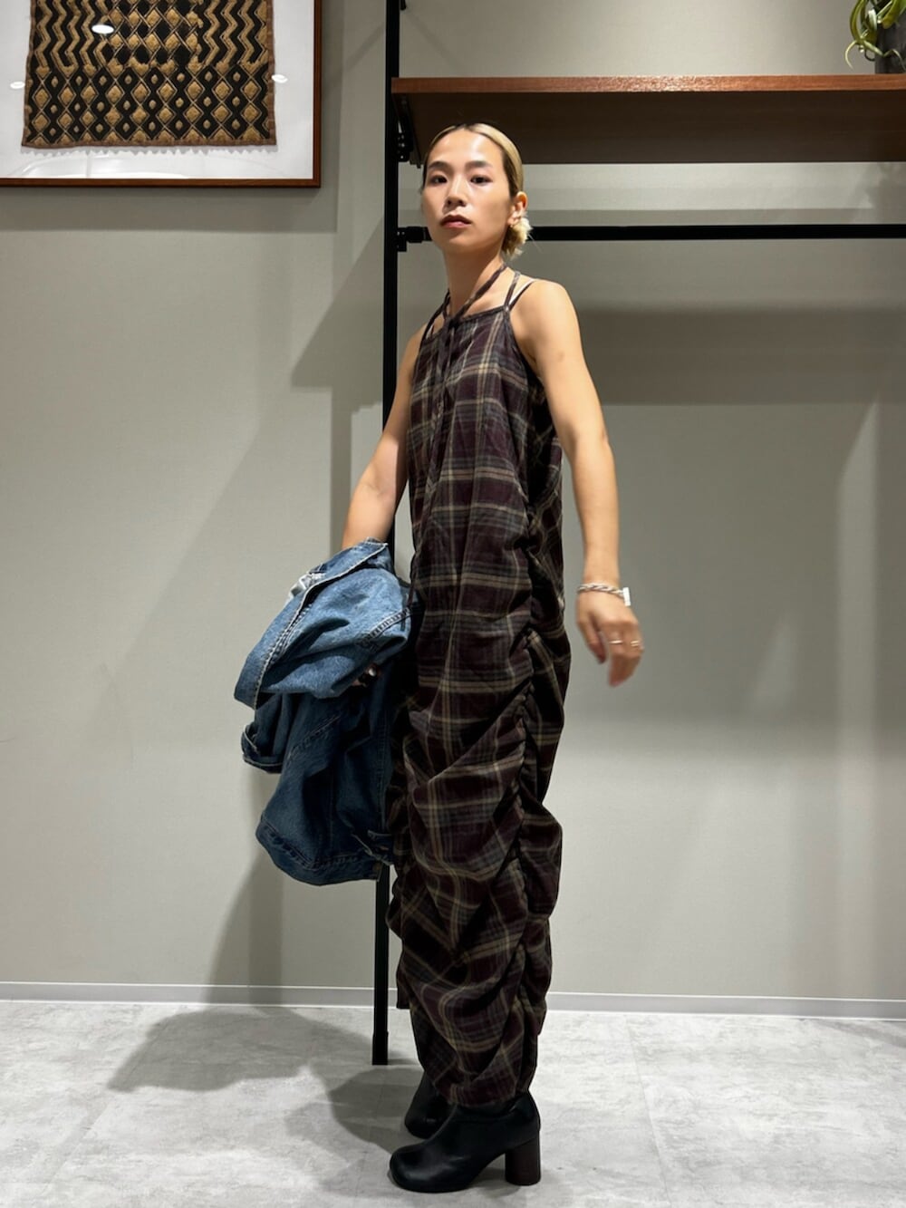 ブルー系のデニムジャケット、レッド系のワンピースを着用したレディースの秋コーディネートの5枚目の写真