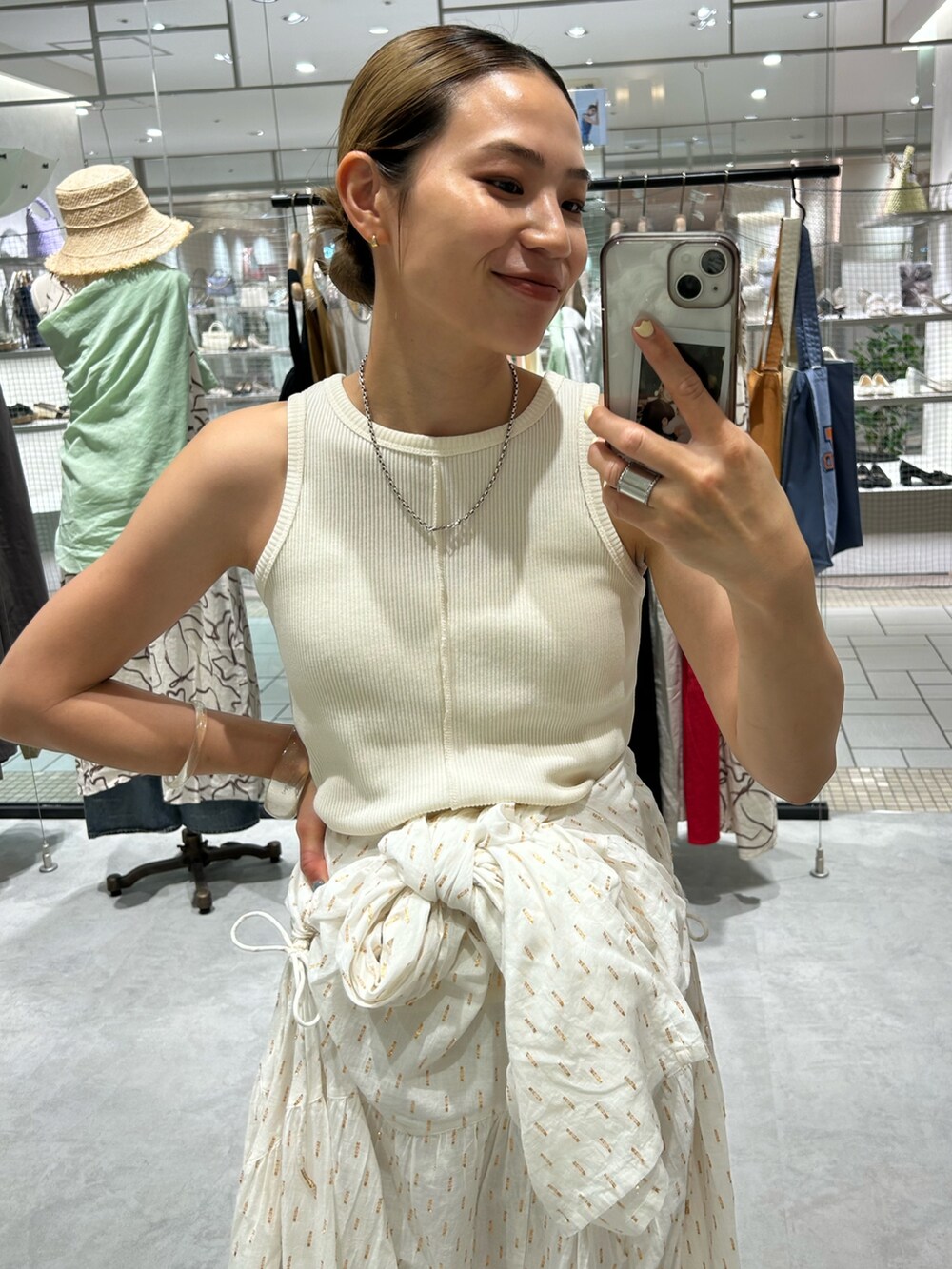 ホワイト系のワンピース、ホワイト系のタンクトップ、シルバー系のサンダルを着用したレディースの夏コーディネートの4枚目の写真