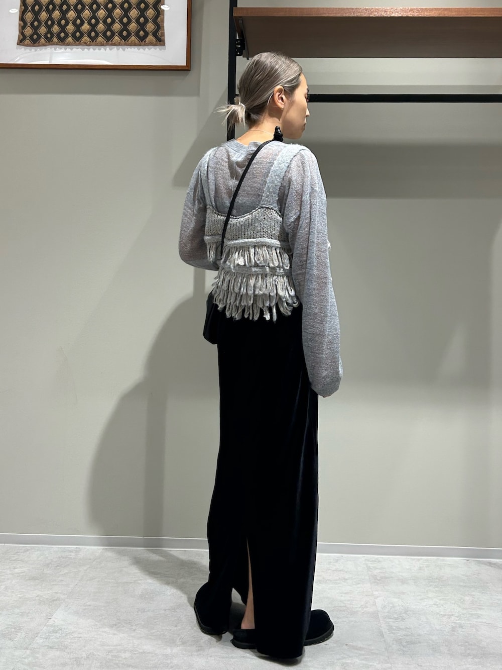 ブラック系のスカート、グレー系のニット/セーター、ブルー系のニット/セーターを着用したレディースの秋コーディネートの3枚目の写真