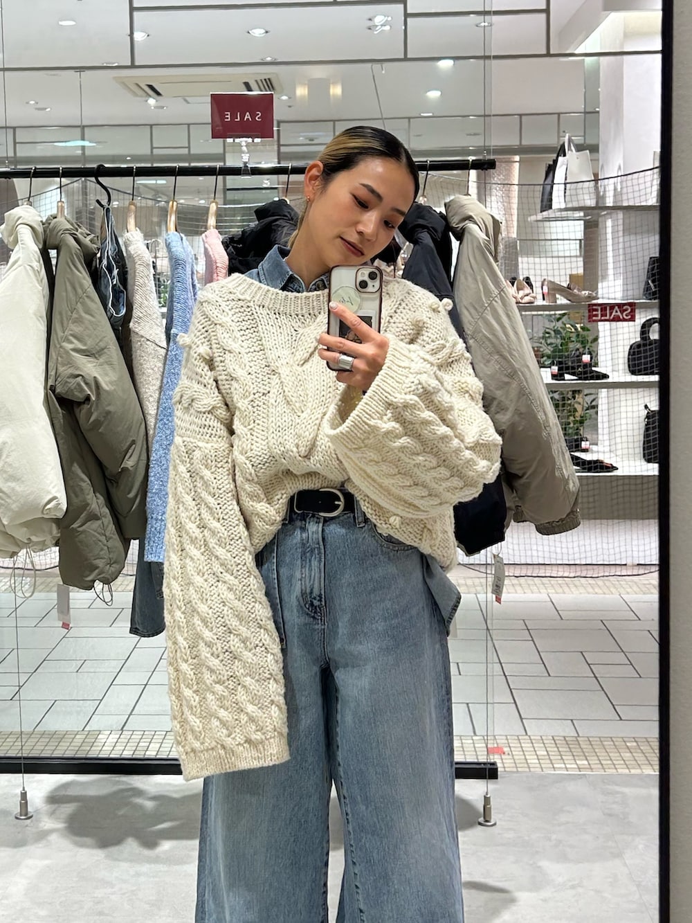 ブルー系のデニムパンツ、ブルー系のシャツ/ブラウス、ホワイト系のニット/セーターを着用したレディースの冬コーディネートの4枚目の写真