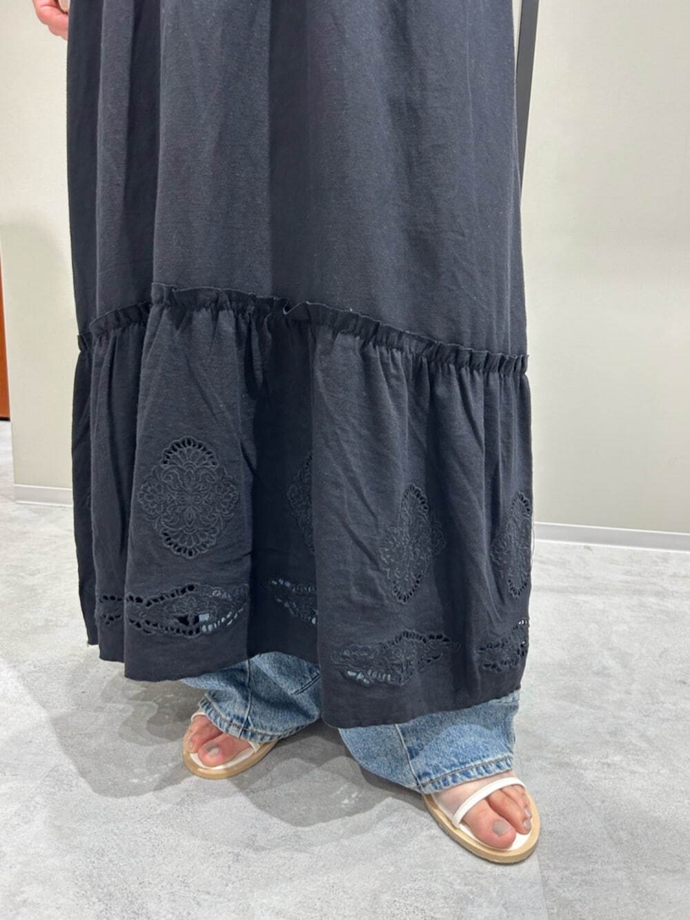 ブルー系のデニムパンツ、ブラック系のワンピース、ホワイト系のTシャツ/カットソーを着用したレディースの夏コーディネートの7枚目の写真