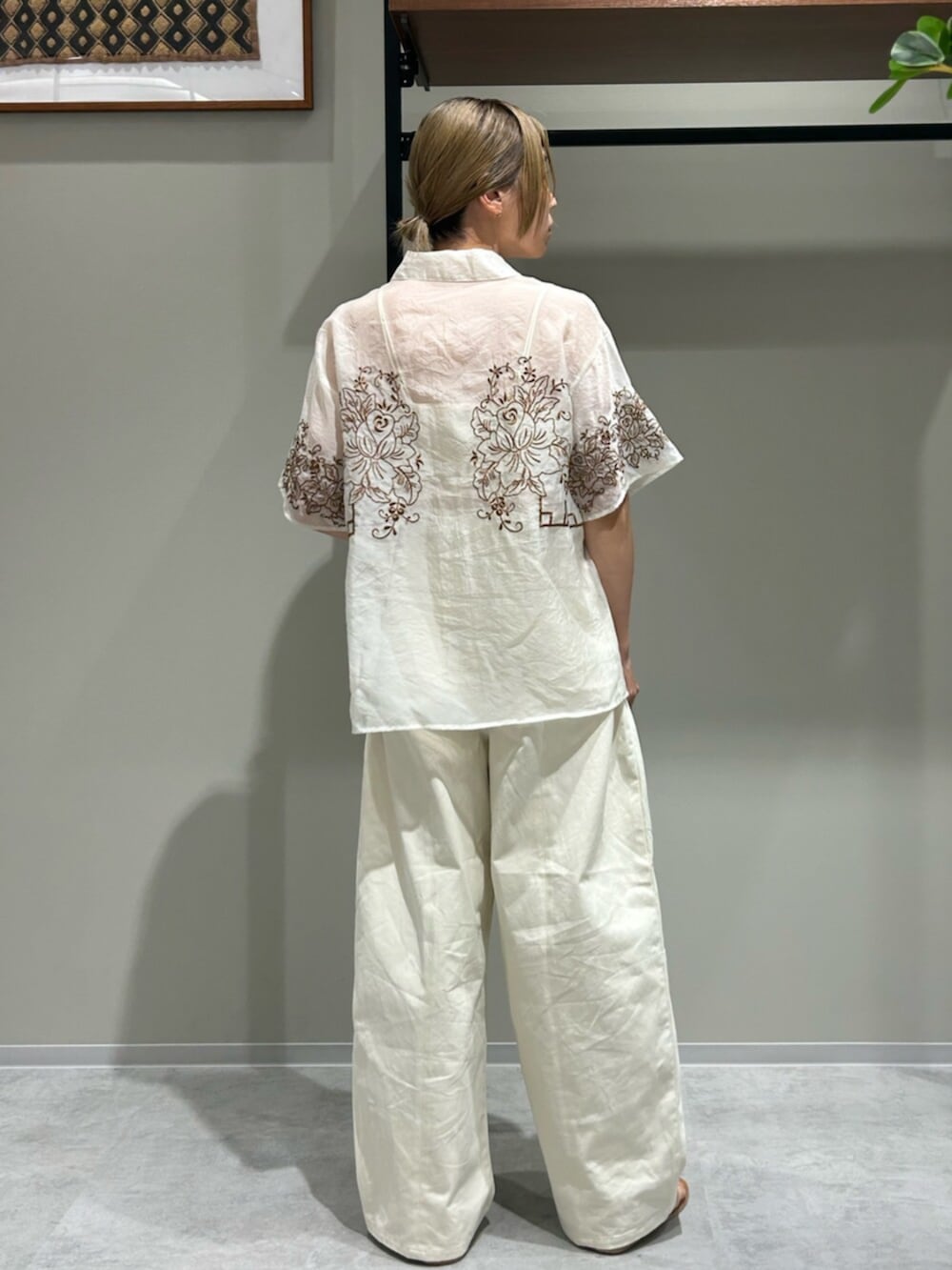 シルバー系のサンダル、ホワイト系のチノパンツ、ホワイト系のシャツ/ブラウスを着用したレディースの春コーディネートの3枚目の写真