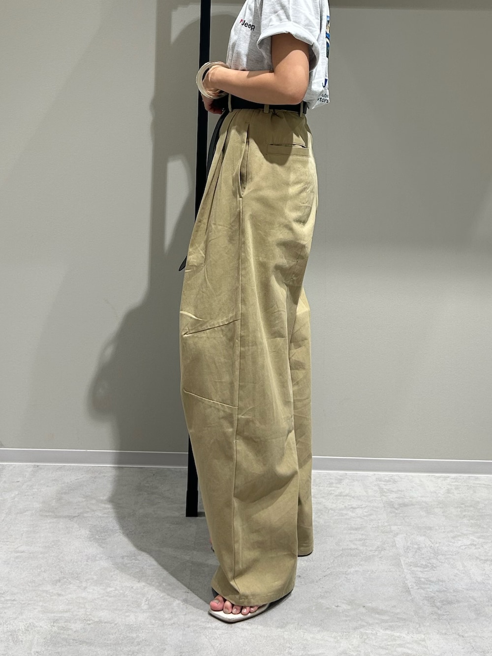 ベージュ系のチノパンツ、グレー系のTシャツ/カットソー、ブラック系のハンドバッグを着用したレディースの夏コーディネートの8枚目の写真