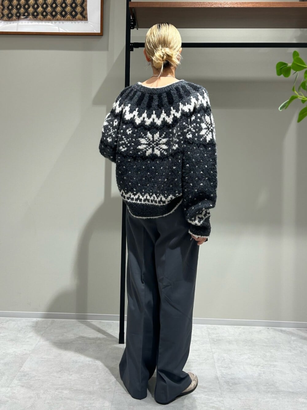 ベージュ系のローファー、グレー系のその他パンツ、ブラック系のニット/セーターを着用したレディースの冬コーディネートの3枚目の写真