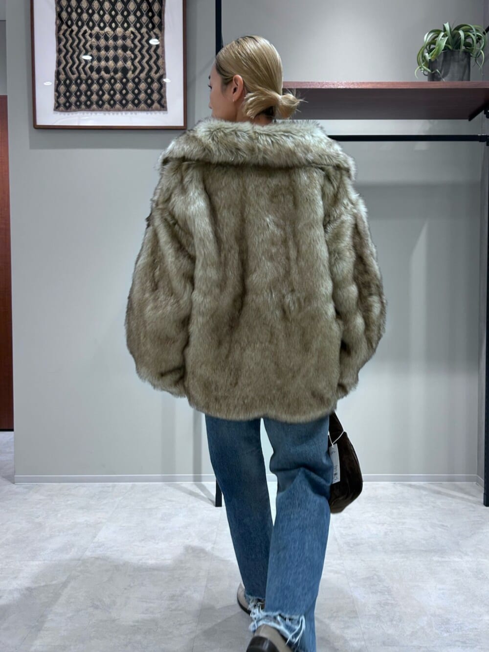 グレー系のスウェット、ベージュ系のローファー、ベージュ系のダウンジャケット/コートを着用したレディースの秋コーディネートの5枚目の写真