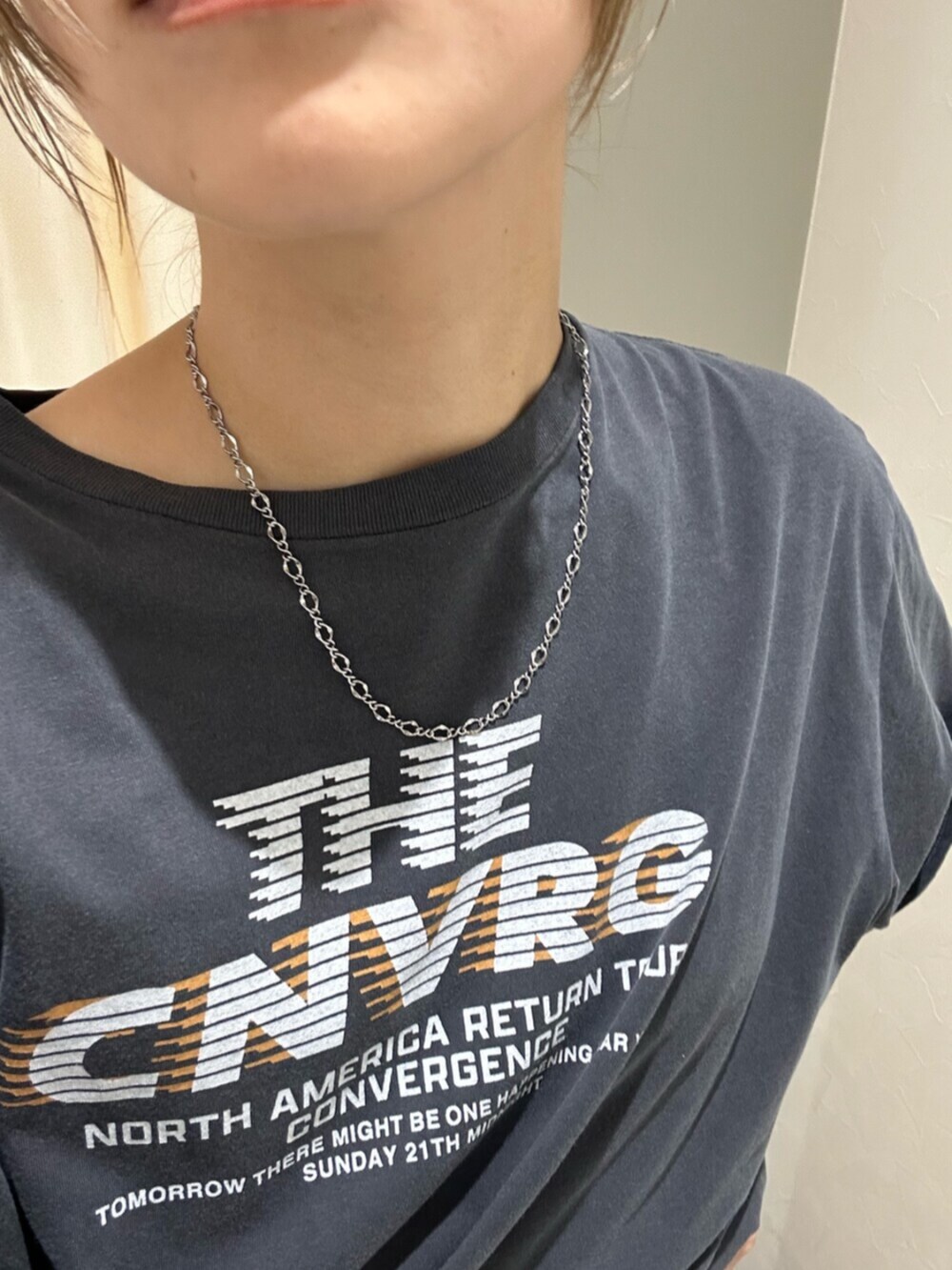 ホワイト系のデニムパンツ、グレー系のTシャツ/カットソー、シルバー系のネックレスを着用したレディースの春コーディネートの8枚目の写真