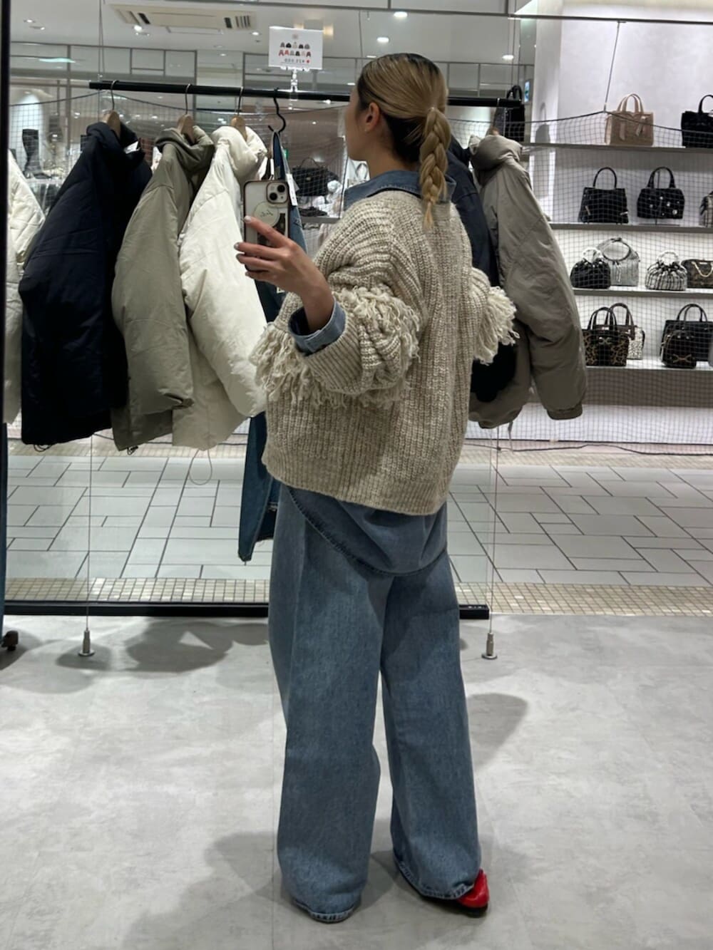 ブルー系のデニムパンツ、ホワイト系のカーディガン/ボレロ、ブルー系のシャツ/ブラウスを着用したレディースの冬コーディネートの3枚目の写真